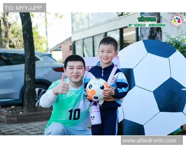 足球明星与儿子温馨互动视频展现亲子时光的快乐与感动